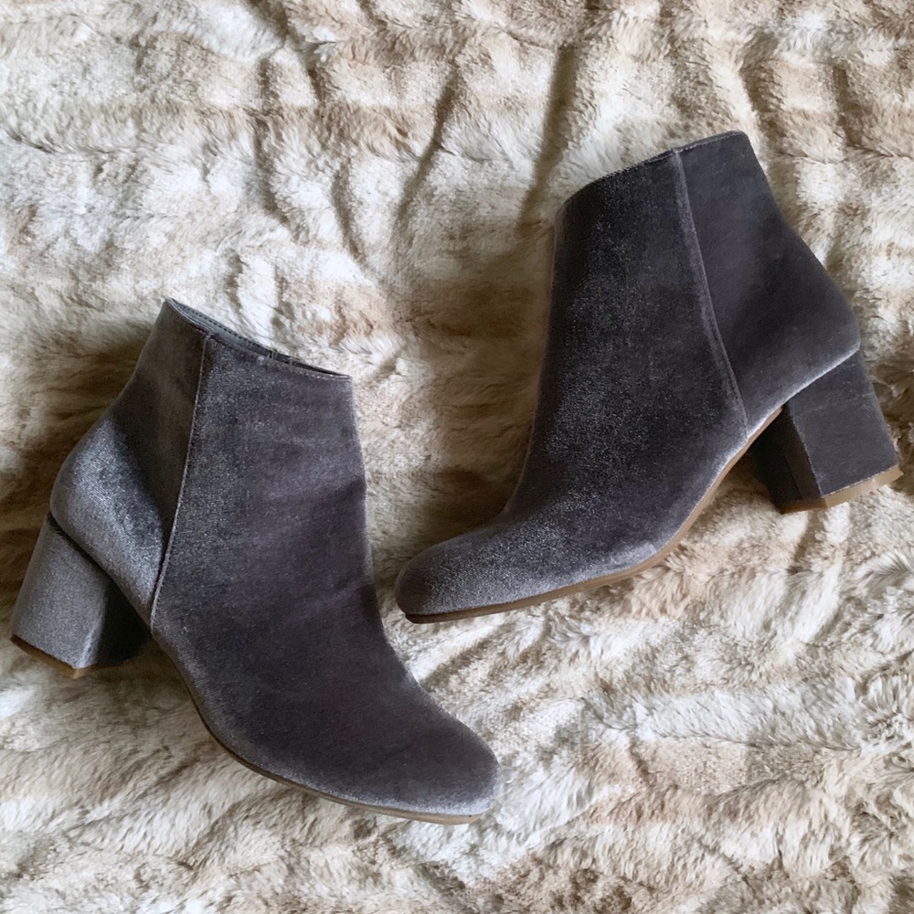 Blue-grey velvet booties